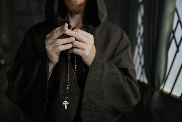 Rahip ise, teoride dünyevi hayatla uğraşmayan, manastır hayatına kendini adamış kişidir.