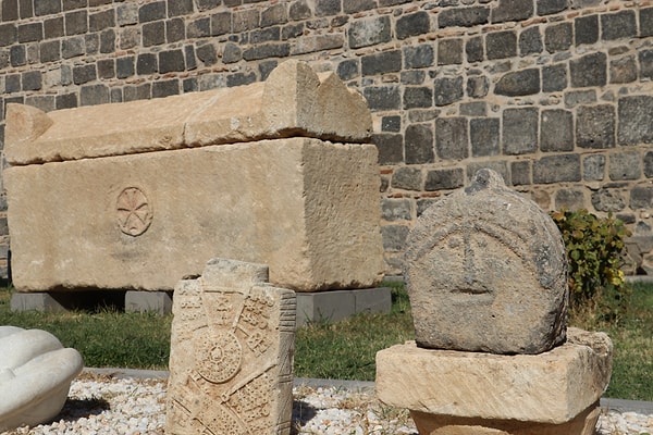 Tarihte insan ve hayvan figürlü mezar taşlarına sıkça rastlandığını ancak bu taşın insan duygusunu birebir yansıtan nadir örneklerden biri olduğunu belirten Müze Müdür Vekili Müjdat Gizligöl şunları söyledi: