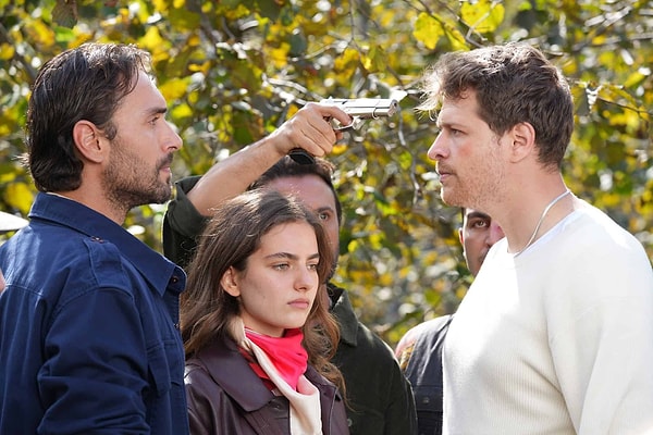 The young actor Burak Yörük is making waves with his character Oruç in TRT 1's series 'Taşacak Bu Deniz', sweeping the audience off their feet.