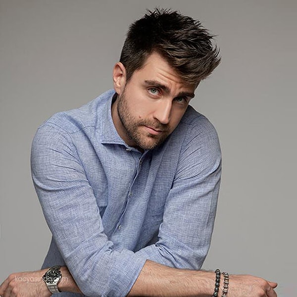 Son dönemin en popüler oyuncularından biri olan Çağlar Ertuğrul'u Medcezir, Fazilet Hanım ve Kızları, Afili Aşk, Teşkilat gibi yapımların yanı sıra son olarak Prens'te izledik.