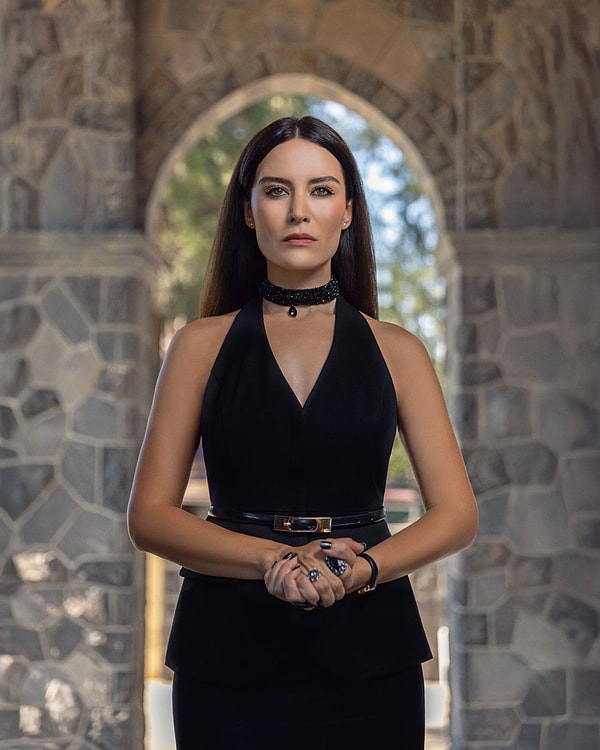 6. Belçim Bilgin'in Bereketli Topraklar dizisindeki oyunculuğu eleştiri topladı.