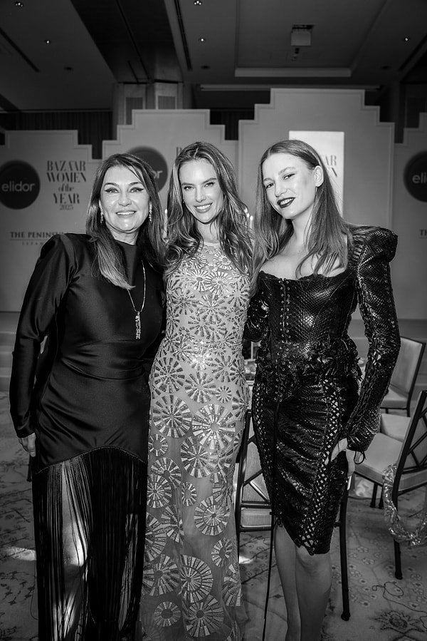 Serenay Sarıkaya ödülünü fotoğrafçı Tamer Yılmaz'dan, Alessandra Ambrosio ise ödülünü Harper’s Bazaar Türkiye Genel Yayın Yönetmeni Gülen Yelmen'den aldı.