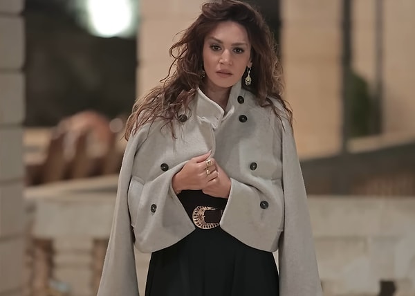 Güzeller güzeli Nare'nin bu sahnede giydiği kaşe kaban Koton markasından.