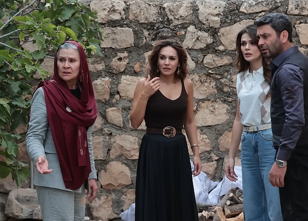 Nare’nin uzun etek kombinlerine bir yenisi daha eklendi. Bu sahnede giydiği zarif bluz Mango’dan, romantik detaylı eteği ise Manuka markasından.