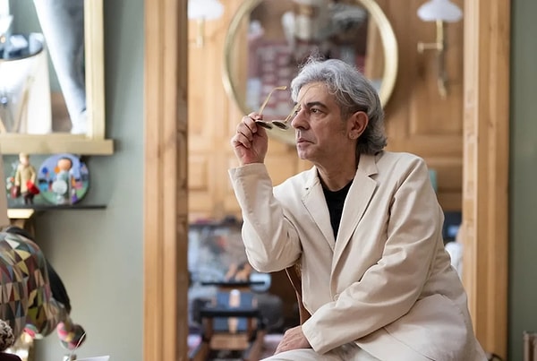 Hayatımıza girdiği ilk günlerden beri sivri diliyle tanıdığımız Okan Bayülgen, son zamanlarda da radikal açıklamalarıyla konuşulmaya devam ediyor.