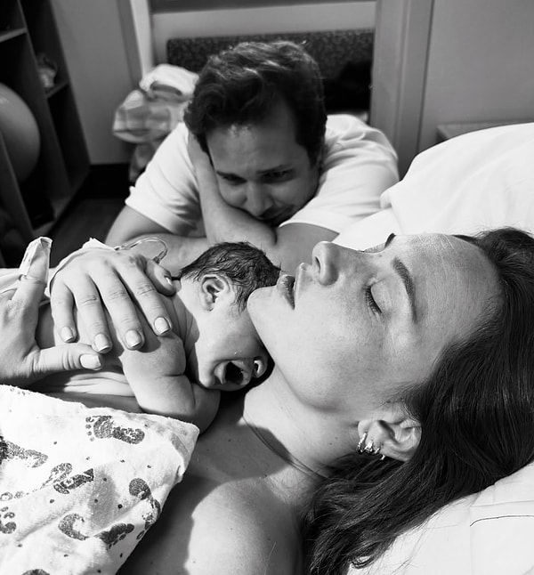 Geçtiğimiz akşam (4 Kasım günü) ise çiftin ilk çocuklarını kucaklarına alarak ailelerini büyüttüğü öğrenildi.