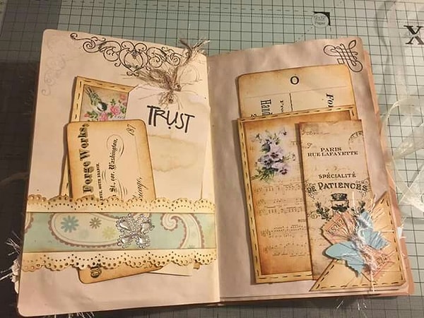 7. İlk gittiğiniz mekandan aldığın bardak altlığını saklıyor musun? Junk journal ile bunu değerlendirebilirsin!