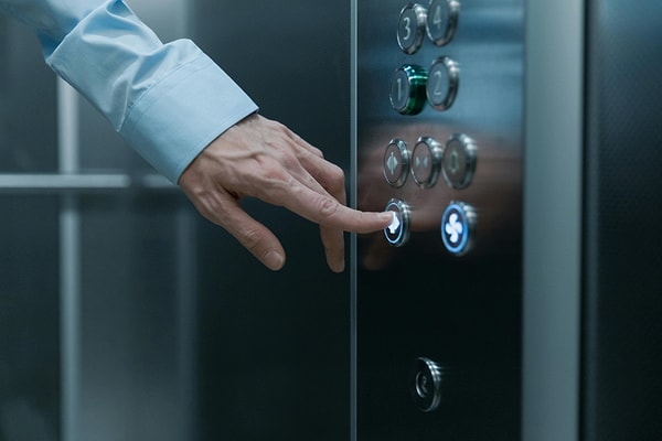 Yani Almanlar için asansörde konuşmamak, rahatsız etmemek ve karşı tarafın konforunu gözetmek anlamına gelir.