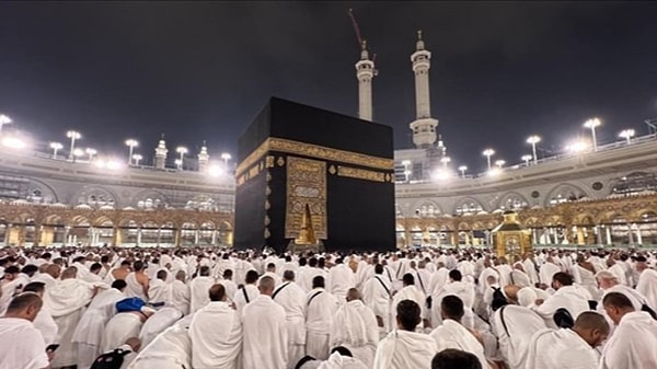 Diyanet İşleri Başkanlığı Konferans Salonu'nda, bilgisayar ortamında ve noter huzurunda yapılan kura çekimine, görevlilerin yanı sıra hacı adayları ve yakınları katıldı.