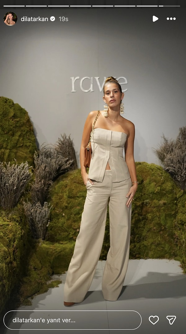 Etkinlikten paylaşılan karelerde iki ismin de omzu açık, gir tonlarda takım tercih ettiği görüldü.