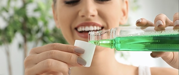 4. Gargara kullanarak bakterilere bir darbe daha vurabilirsiniz.