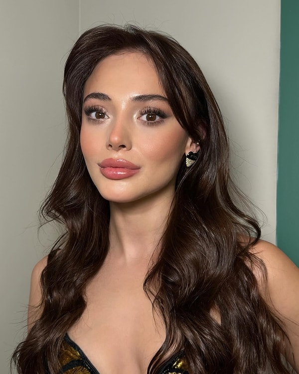 Rabia Soytürk’le ilgili estetik tartışması aslında yeni değil ama Harper’s Bazaar Women of the Year gecesiyle birlikte yeniden gündeme taşındı.