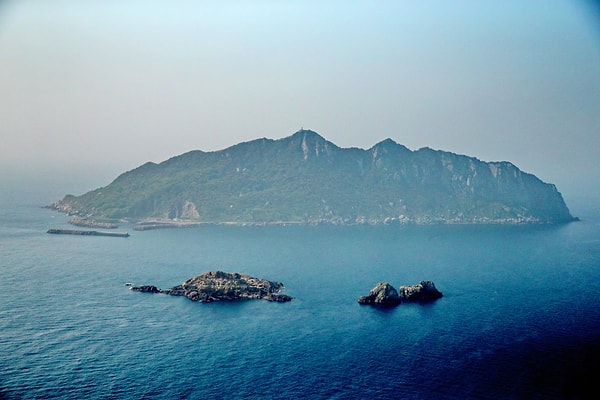 Okinoshima, Japonya’nın Munakata bölgesinde yer alıyor ve Şinto inancına göre kutsal kabul ediliyor.