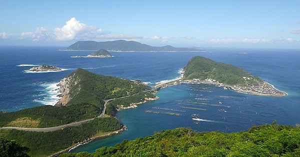 Geçmişte her yıl yalnızca 200 erkek, 27 Mayıs’ta düzenlenen özel bir törenle adaya kabul ediliyordu.