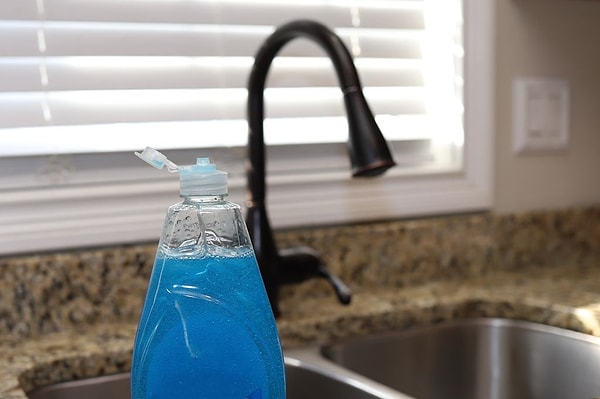 İngiltere’de deterjan, yaz aylarında bahçeleri istila eden eşek arılarına karşı da işe yarıyor.