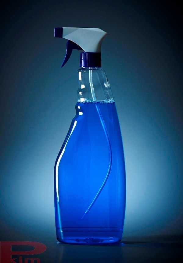 1. Kolay başlayalım, bu parlak mavi şişedeki sıvı ne işe yarıyor olabilir?