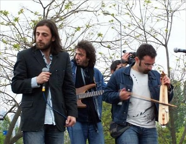 Bu yüzden yola yalnız devam etti ve Türkiye’nin ilk Laz rock grubunu, Zuğaşi Berepe’yi kurdu.