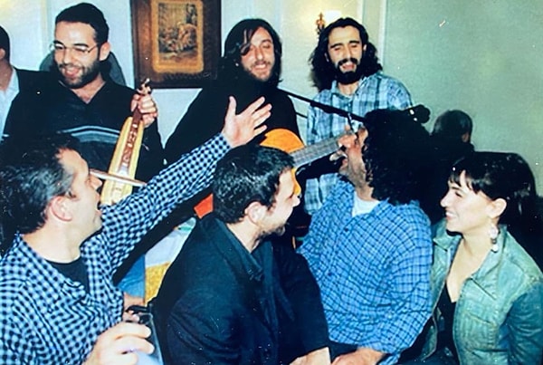 Ancak onu tüm Türkiye’nin tanıdığı isim yapan, Kanal D’nin sevilen dizisi “Gülbeyaz”ın müzikleriydi.