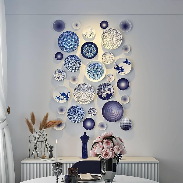 3. Duvarı boydan boya tabaklarla süslemek.