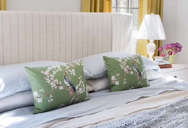 10. Yatağın üstünde 14 tane dekor yastığı tutmak. Ne gerek var?