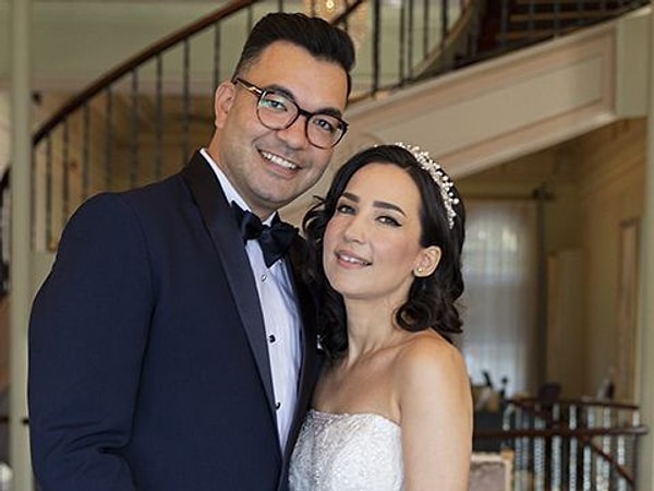 Beste Açar, programda ayrıca babasının eski eşi İpek Acar’ın hem Kayahan’ın hem de yeni eşi Alper Kömürcü’nün soyadını birlikte kullanmasına da tepki gösterdi: