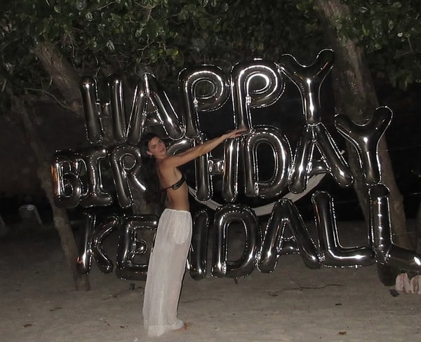 Hatırlarsanız geçtiğimiz haftalarda Paris Moda Haftası’nda baştan aşağı transparan tül bir elbise giymesiyle gecenin en çok konuşulan ismi olmuştu.