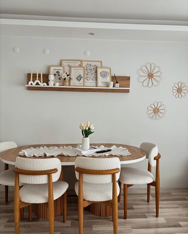 2. Yemek masasına süsler koymak!