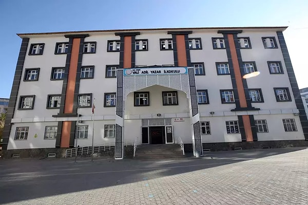 Öğretmenleri de ikiz çıktı.