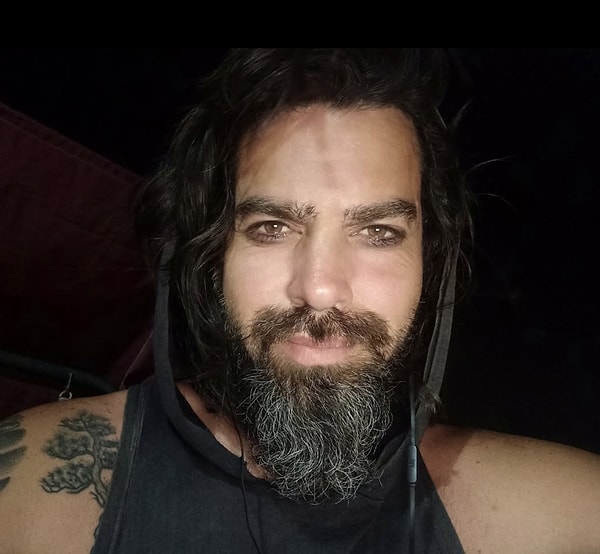 Kariyerinin en parlak döneminde televizyona veda eden oyuncu, uzun yıllardır gözlerden uzak bir yaşam sürüyor.