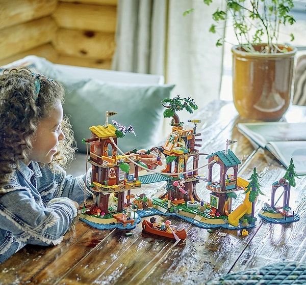 Macera ve keşif tutkunları için LEGO Friends Macera Kampı Ağaç Ev Yapım Seti mükemmel bir seçenek!