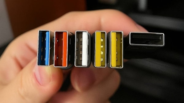 Piyasada yediye yakın farklı renkte USB kablosu bulunuyor.