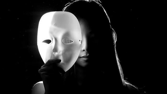 Gerçekten Sen misin, Yoksa Maskelerin mi Konuşuyor?