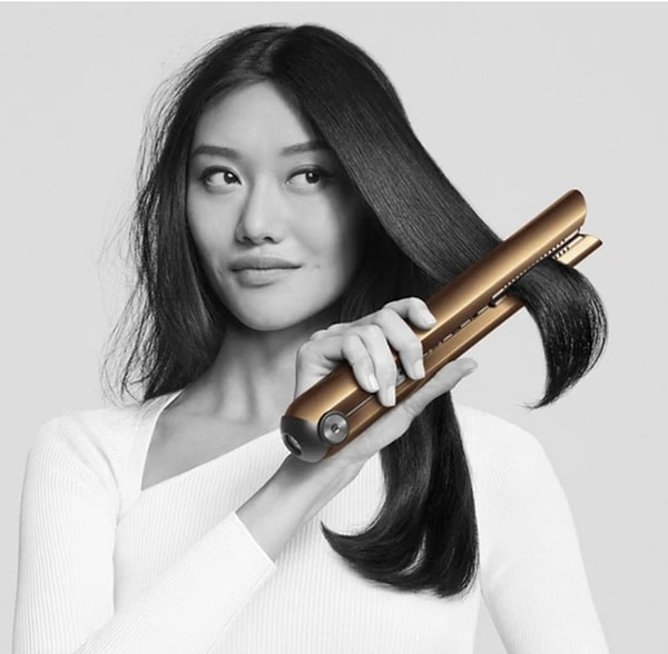 Saç şekillendirmede konforu ve teknolojiyi bir arada arayanlar için Dyson Corrale Saç Düzleştirici tam bir lüks deneyim sunuyor.