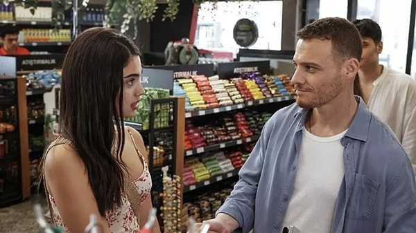 Dizilerde son dönemde en çok tartışılan konulardan biri başroller arasındaki yaş farkı.