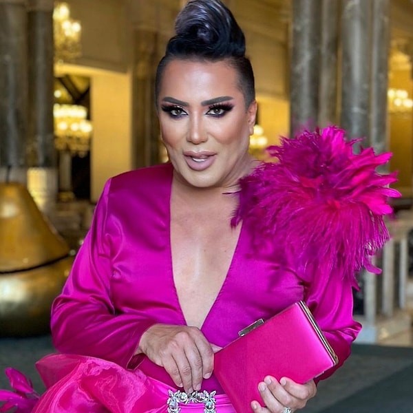 Murat Övüç, who has gained notoriety for his intriguing remarks about relationships and thus became a sensation, is one of those figures who draw attention with their ostentatious displays of luxury and uncouth behavior.