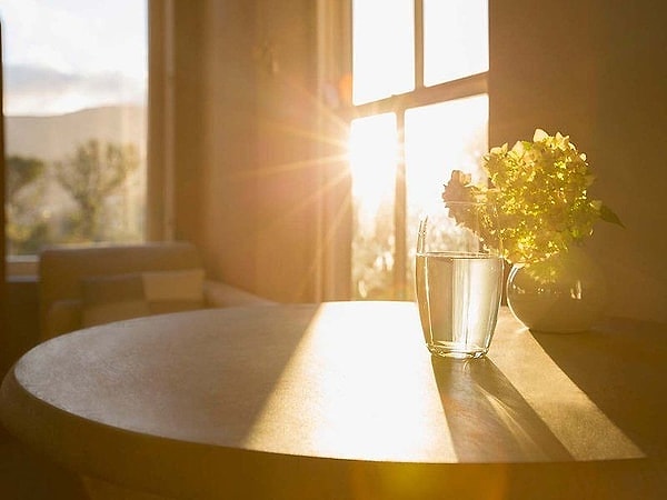 5. Perdeleri açın ve doğal ışığın gücünden faydalanın.