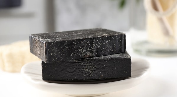 Katran sabunu, genellikle çam veya huş ağacından elde edilen doğal katranın, su ve doğal yağlarla birleşimiyle üretilir.