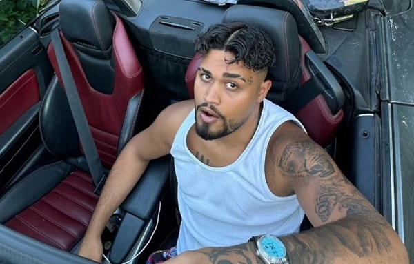 Konserlerde izleyicileriyle birlikte şarkılarını dinlediği için eleştirilen Lvbel C5, bu kez şarkılarıyla değil arabalarıyla konuşuldu.