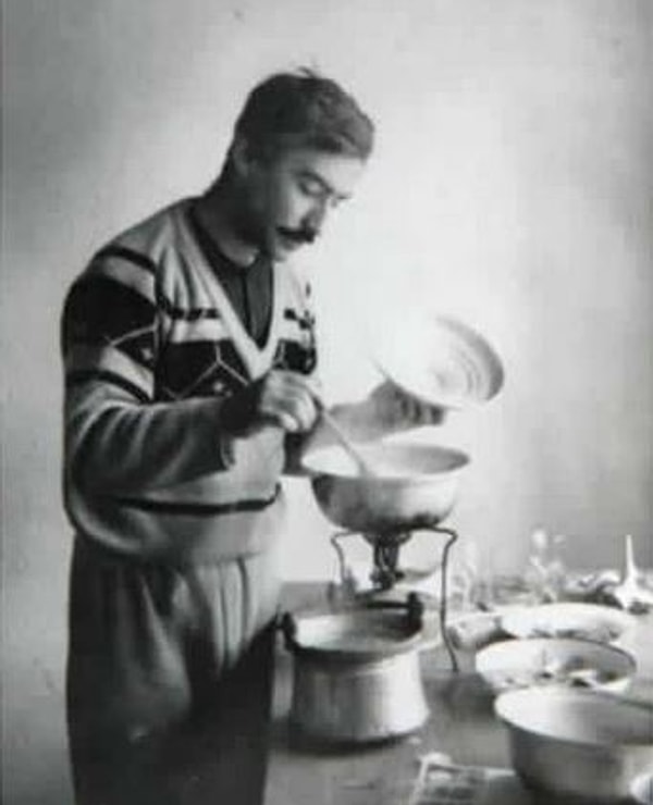 Ama onu sadece “kurnaz esnaf” ya da “üçkağıtçı” tiplemeleriyle anmak istemeyen biri var: kendisi.