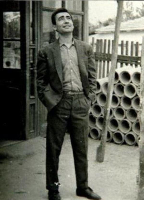 İstanbul’a döndüğünde sahne hevesi ağır basıyor. Şehir Tiyatroları’nda, radyo oyunlarında küçük roller alıyor.