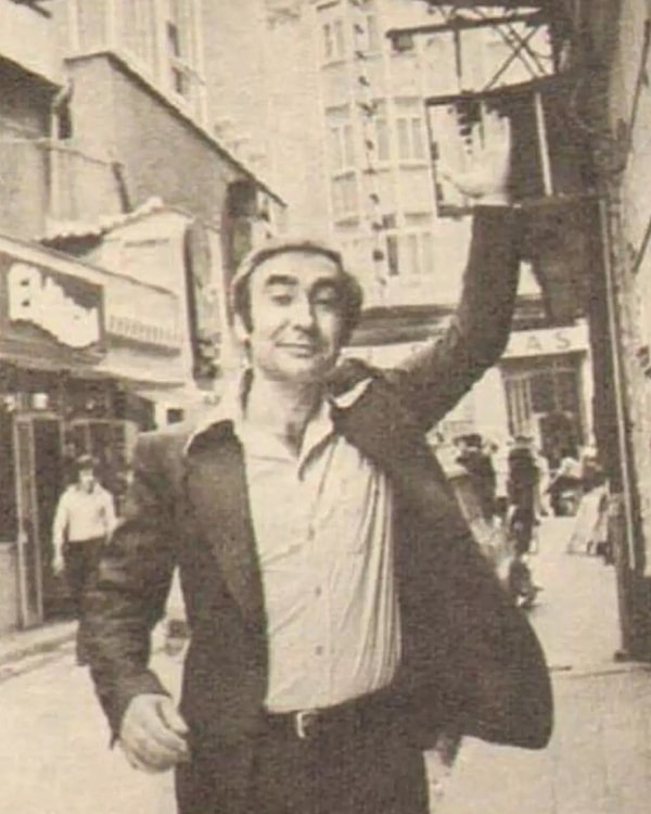 Bugün 80’lerinin üzerinde olmasına rağmen hala “yaşayan efsane” diye anılmasının nedeni belli: Şener Şen’in yolu tesadüflerle değil, kat kat bir emekle örülmüş.