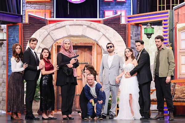 Çok Güzel Hareketler'in bu hafta yayınlanacak bölümünde Uzak Şehir parodisi yer alacak.