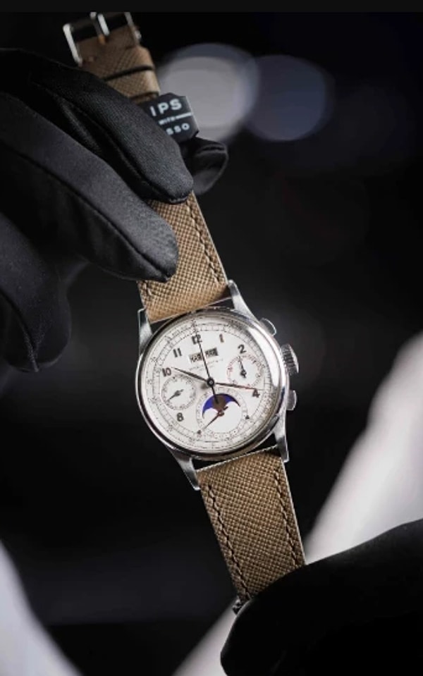 Phillips müzayede evi, yalnızca dokuz buçuk dakika süren satışta beş koleksiyonerin kıyasıya yarıştığını belirtti.