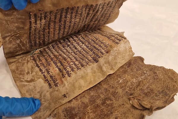 Norveç Ulusal Kütüphanesi’nde incelenen, üstü tüylü fok derisiyle kaplı 13. yüzyıl Hıristiyan ilahi kitabı, ülkede günümüze ulaşan en eski kitap olabilir.