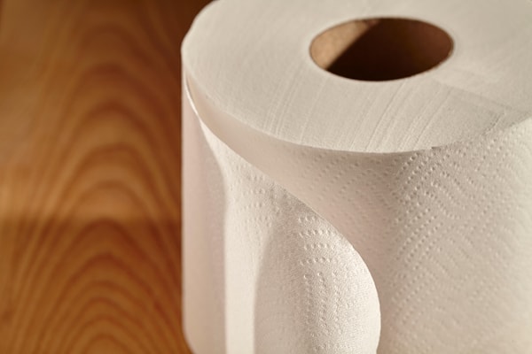 Desenlerin yarattığı bu girinti ve çıkıntılı yüzey, kağıdın performansını iki ana alanda iyileştirir.