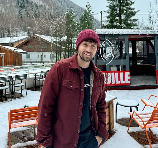 Serhan Onat’ı oyuncu kimliğiyle hafızalarımıza kazımıştık.