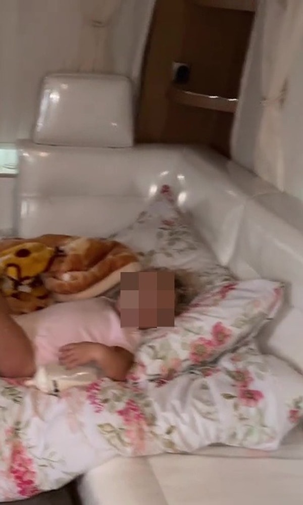 Karavandaki mobilyalar, Rachel tarafından plastik örtülerle korunuyor.