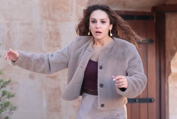 Nare, bu bölümde Şahin'i ararken giydiği kürkle adeta göz kamaştırıyordu. Çok şık duran bu suni kürk ise Defacto’dan!