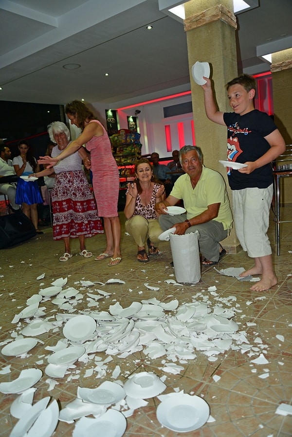 Özellikle 20. yüzyılın ortalarında zirveye çıkan bu gelenek, aynı zamanda aşırı coşkunun ve duygusal yoğunluğun bir dışavurumu olarak görülüyor.