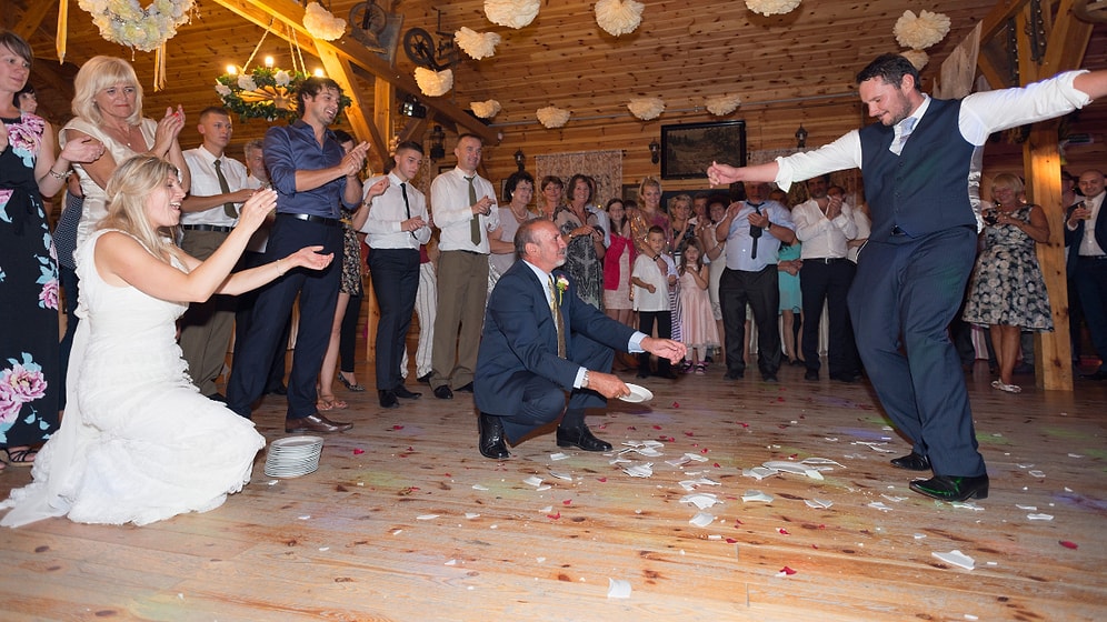 Kötü Enerjiye Kış Kış! Yunanların Tabak Kırmasının Altında Yatan İlginç Sebep